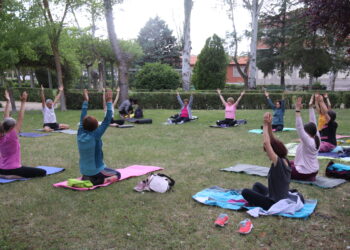 Peñaranda celebra el Día Internacional del Yoga con un encuentro solidario en el parque de Los Jardines
