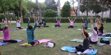 Peñaranda celebra el Día Internacional del Yoga con un encuentro solidario en el parque de Los Jardines