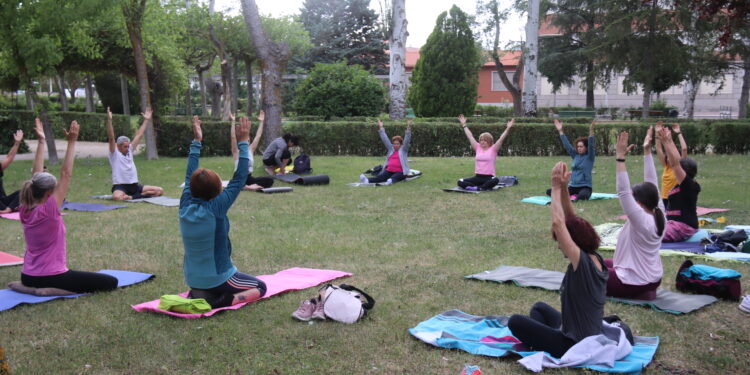 Peñaranda celebra el Día Internacional del Yoga con un encuentro solidario en el parque de Los Jardines