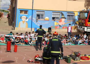 El colegio Severiano Montero, de Peñaranda, recibe la visita de los Bomberos en la despedida del curso escolar