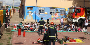 El colegio Severiano Montero, de Peñaranda, recibe la visita de los Bomberos en la despedida del curso escolar