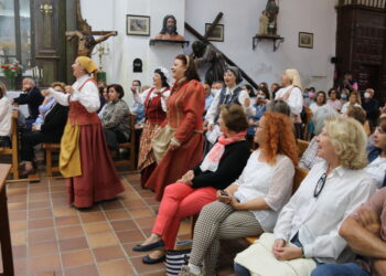 Lleno en la iglesia de San Luis, de Peñaranda, para disfrutar de la representación teatral «Buscando a Nebrija»