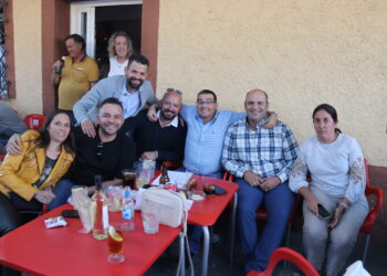 Los quintos del 82 celebran por todo lo alto su fiesta en El Campo de Peñaranda con una tarde de rumba y flamenco
