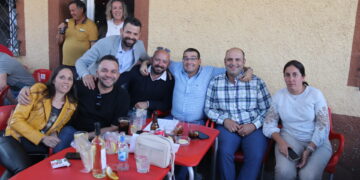 Los quintos del 82 celebran por todo lo alto su fiesta en El Campo de Peñaranda con una tarde de rumba y flamenco