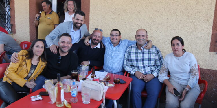 Los quintos del 82 celebran por todo lo alto su fiesta en El Campo de Peñaranda con una tarde de rumba y flamenco