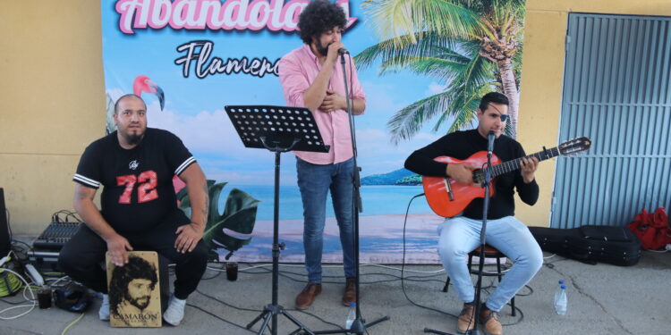 Los quintos del 82 celebran por todo lo alto su fiesta en El Campo de Peñaranda con una tarde de rumba y flamenco