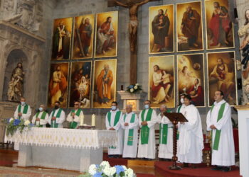 Fieles de varias parroquias acompañan en Peñaranda a Lauren Sevillano en sus bodas de plata sacerdotales