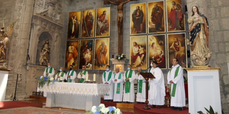 Fieles de varias parroquias acompañan en Peñaranda a Lauren Sevillano en sus bodas de plata sacerdotales