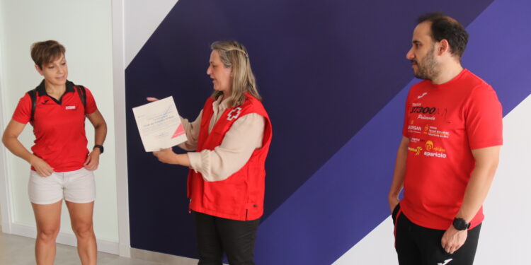 Cruz Roja Peñaranda recibe los 546 euros recaudados en el reto solidario a favor de los refugiados ucranianos