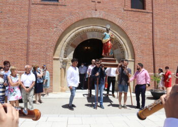 Paradinas de San Juan da comienzo a sus fiestas con la misa y procesión en honor de San Pedro Apóstol