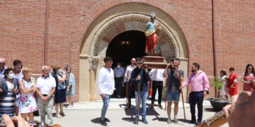 Paradinas de San Juan da comienzo a sus fiestas con la misa y procesión en honor de San Pedro Apóstol