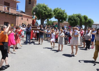 Paradinas de San Juan da comienzo a sus fiestas con la misa y procesión en honor de San Pedro Apóstol