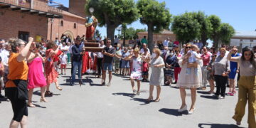 Paradinas de San Juan da comienzo a sus fiestas con la misa y procesión en honor de San Pedro Apóstol