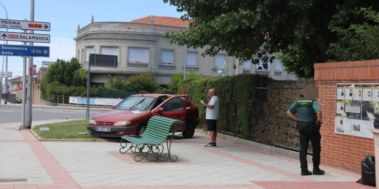 Un camión cisterna y un turismo chocan aparatosamente en la avenida de Salamanca, de Peñaranda