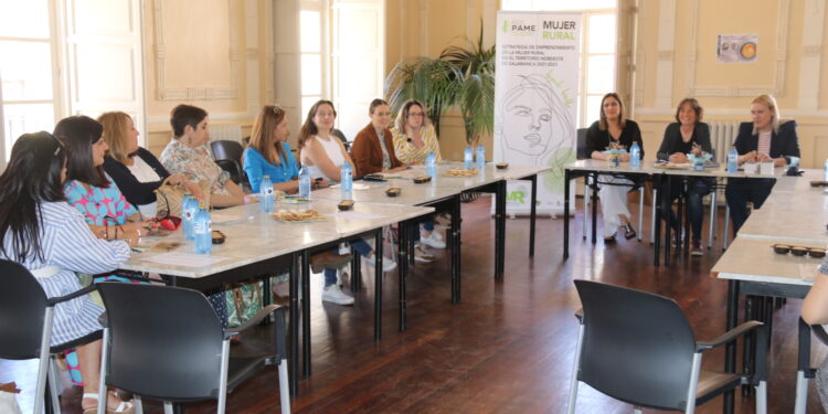 Éxito en Peñaranda del café tertulia «Mujer y Empresa» con los testimonios de Noelia Serna y Adela Bernardos