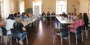 Éxito en Peñaranda del café tertulia «Mujer y Empresa» con los testimonios de Noelia Serna y Adela Bernardos
