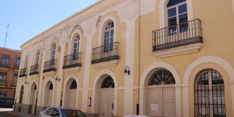 Peñaranda saca a concurso las obras para rehabilitar la fachada del centenario teatro Calderón por un importe de 75.669 euros
