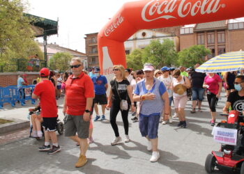 La XIII marcha solidaria de Acopedis recorre ya las calles de Peñaranda y acabará a mediodía en La Huerta con juegos y paella