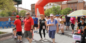 La XIII marcha solidaria de Acopedis recorre ya las calles de Peñaranda y acabará a mediodía en La Huerta con juegos y paella