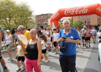 La XIII marcha solidaria de Acopedis recorre ya las calles de Peñaranda y acabará a mediodía en La Huerta con juegos y paella
