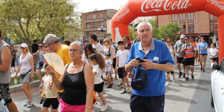 La XIII marcha solidaria de Acopedis recorre ya las calles de Peñaranda y acabará a mediodía en La Huerta con juegos y paella