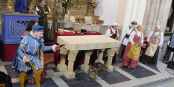 La representación «Buscando a Nebrija» suma un nuevo éxito en la iglesia parroquial de Villar de Gallimazo