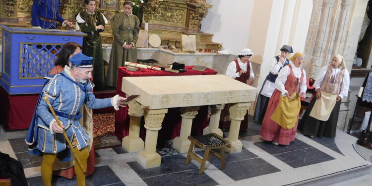 La representación «Buscando a Nebrija» suma un nuevo éxito en la iglesia parroquial de Villar de Gallimazo