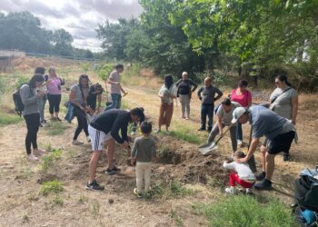 Los vecinos de Santiago de la Puebla participan en la plantación de árboles en el parque junto al río Margañán