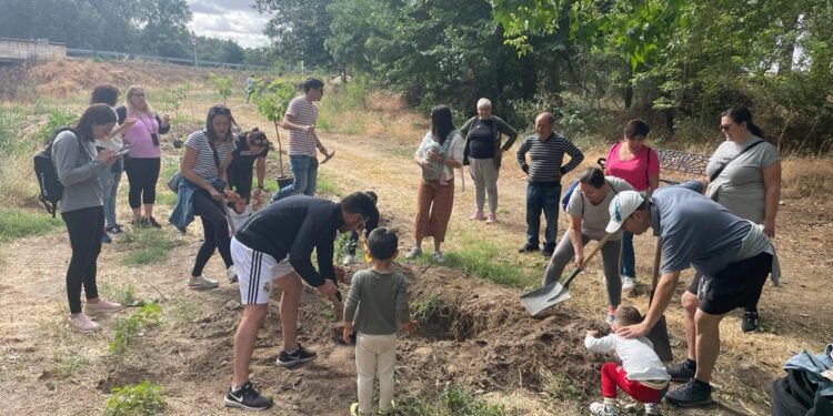 Los vecinos de Santiago de la Puebla participan en la plantación de árboles en el parque junto al río Margañán
