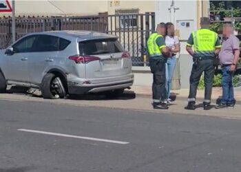 Un turismo impacta contra otros vehículos estacionados en la travesía de Babilafuente y deja importantes daños materiales