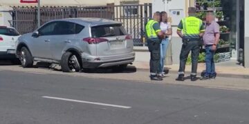 Un turismo impacta contra otros vehículos estacionados en la travesía de Babilafuente y deja importantes daños materiales