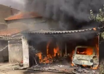 Las llamas calcinan un vehículo en Cantalapiedra y obligan a dar aviso a los Bomberos del parque de Peñaranda