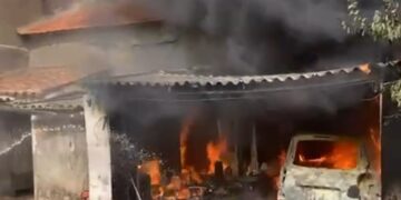 Las llamas calcinan un vehículo en Cantalapiedra y obligan a dar aviso a los Bomberos del parque de Peñaranda