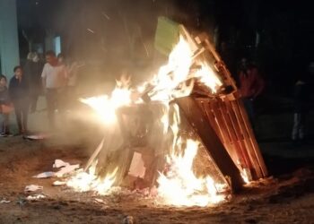 Huerta vive la mágica Noche de San Juan con la hoguera y la actuación del cantautor Fernando Maes
