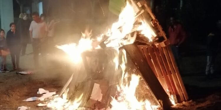 Huerta vive la mágica Noche de San Juan con la hoguera y la actuación del cantautor Fernando Maes