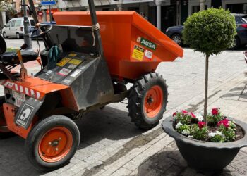 El Ayuntamiento de Peñaranda renueva la ornamentación de todos los maceteros del Conjunto Histórico de las plazas