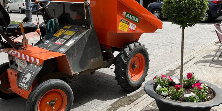 El Ayuntamiento de Peñaranda renueva la ornamentación de todos los maceteros del Conjunto Histórico de las plazas