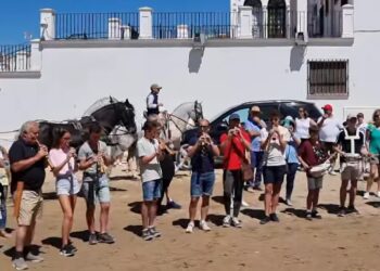 La Escuela de Dulzaina y Percusión de Macotera interpreta la Salve Rociera en El Rocío frente a la Reina de las Marismas