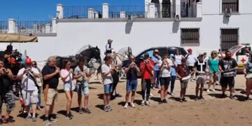 La Escuela de Dulzaina y Percusión de Macotera interpreta la Salve Rociera en El Rocío frente a la Reina de las Marismas