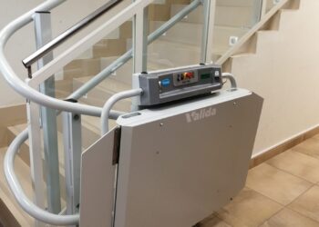 Macotera mejora la accesibilidad en el Consistorio con la instalación de una plataforma salvaescaleras