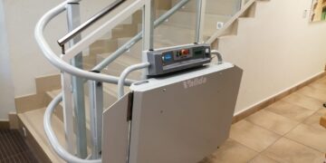Macotera mejora la accesibilidad en el Consistorio con la instalación de una plataforma salvaescaleras