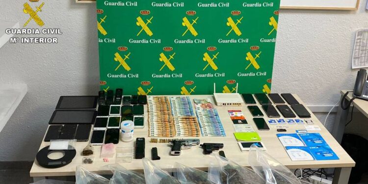 La Guardia Civil desmantela una banda especializada en el clonado de tarjetas SIM que también actuó en Salamanca