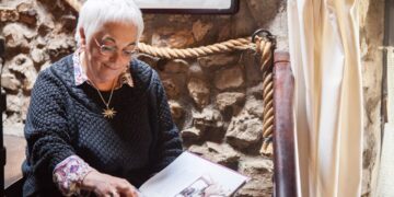 Toti Martínez de Lezea: «Si dejo de escribir será porque me fallan la vista, la mente, o las ganas»