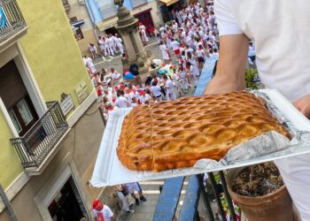 El hornazo de Salamanca no falta en los encierros de San Fermín, en Pamplona, gracias a los corredores charros
