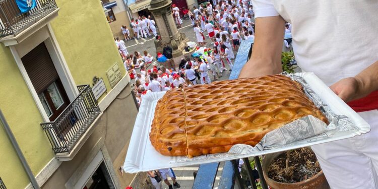 El hornazo de Salamanca no falta en los encierros de San Fermín, en Pamplona, gracias a los corredores charros