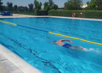 Macotera logra 900 euros en la iniciativa «Mójate por la esclerosis» celebrada en las piscinas municipales
