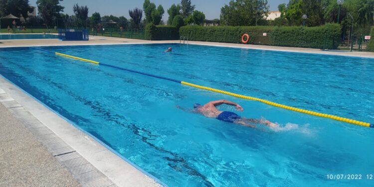 Macotera logra 900 euros en la iniciativa «Mójate por la esclerosis» celebrada en las piscinas municipales