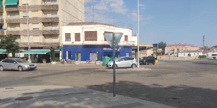 La señalización del cruce «caótico» de Peñaranda que tendrá que esperar a pesar de las peticiones vecinales