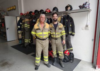 Bomberos de Peñaranda dan un nuevo relevo en el incendio de Candelario con dos efectivos y el vehículo ligero