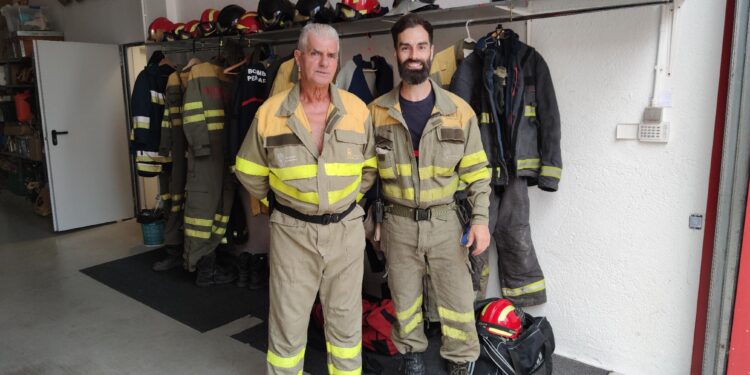 Bomberos de Peñaranda dan un nuevo relevo en el incendio de Candelario con dos efectivos y el vehículo ligero